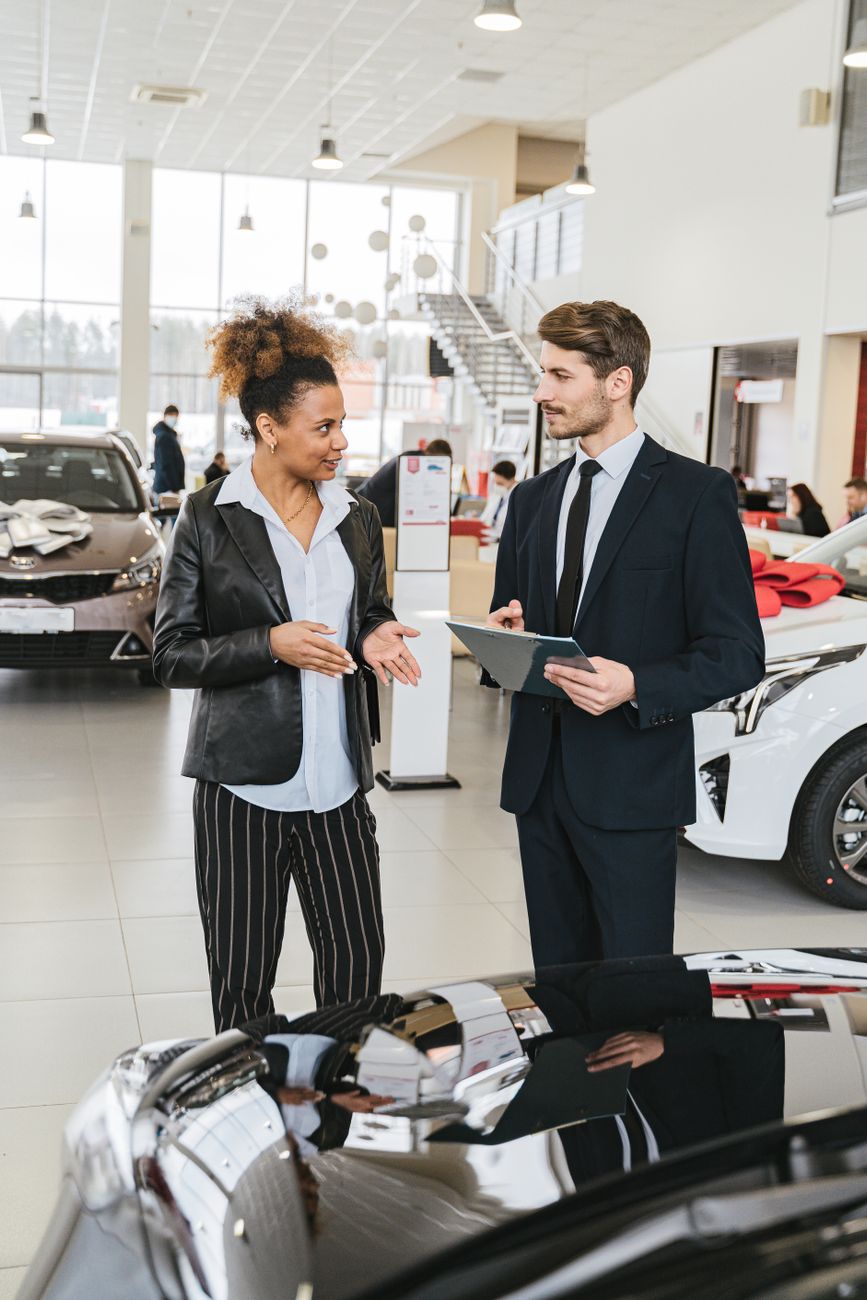 Pessoa usando smartphone para pesquisar produtos automotivos